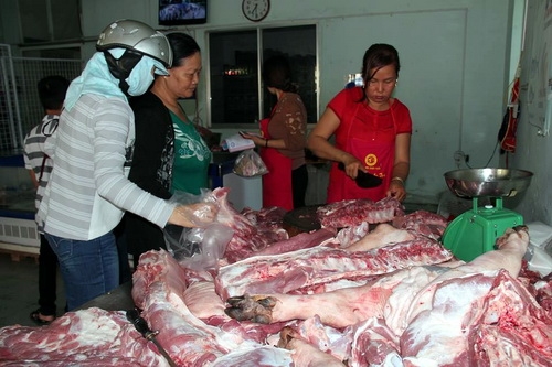 Một quầy bán heo sạch giá rẻ trong chương trình giải cứu heo cho người nông dân. Ảnh: Phước Tuấn