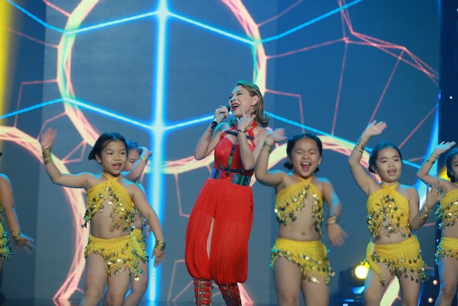 Khoe đường cong sexy hết cỡ, con gái Chế Linh vẫn ra về trắng tay - Ảnh 15.