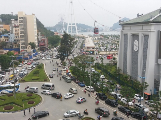  Lượng xe dồn về ngày càng đông. Các bãi trông giữ cũng quá tải. 