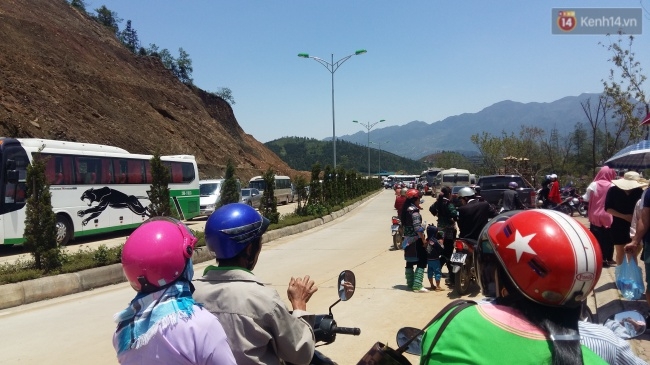 Người và xe đổ về Sapa đông nghịt, du khách xếp hàng dài mua vé cáp treo lên Fansipan - Ảnh 6.