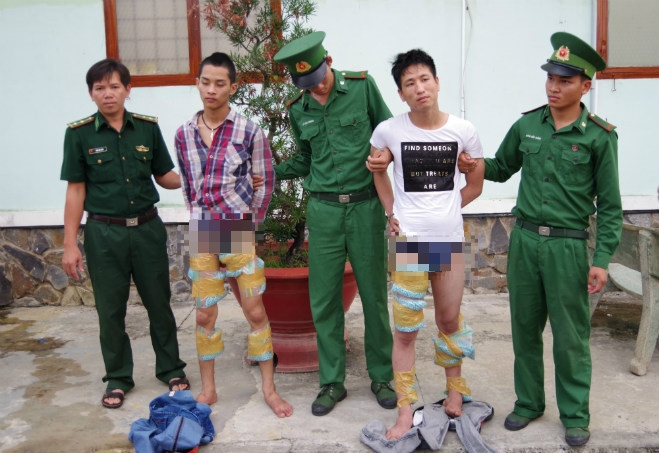 Hai nghi phạm Nguyễn Tùng Ánh và Phạm Văn Thuận bị bắt với hơn 13.000 viên ma túy /// ẢNH: HẢI BẰNG
