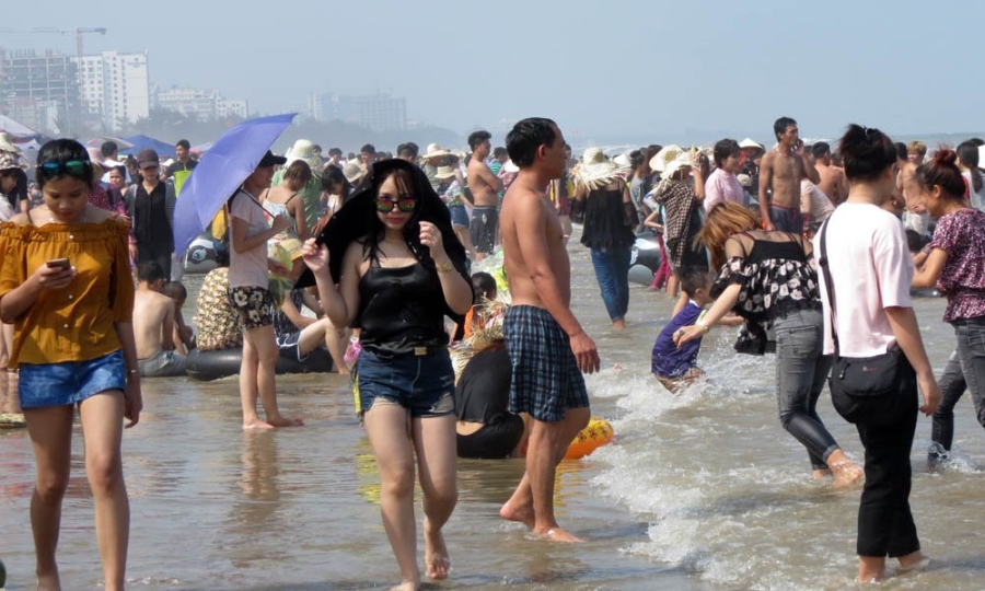 bãi biển Sầm Sơn, hình xăm, cô gái, du khách, biển Sầm Sơn