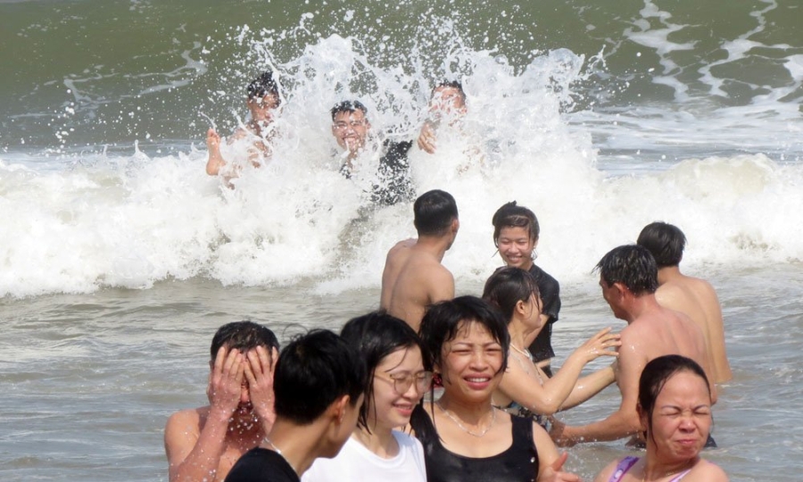 bãi biển Sầm Sơn, hình xăm, cô gái, du khách, biển Sầm Sơn