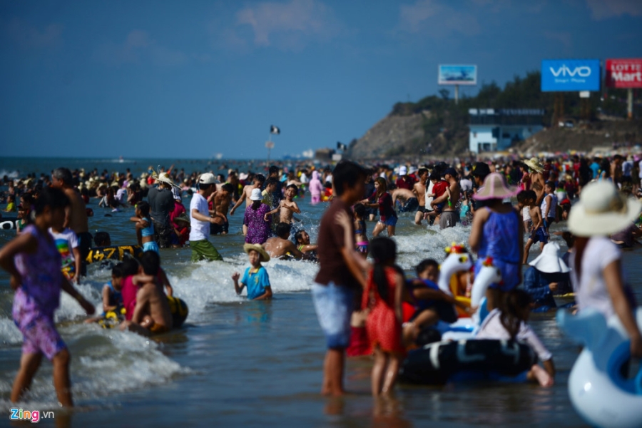 Hang chuc nghin nguoi do ve Vung Tau tam bien hinh anh 3