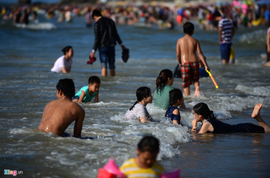 Hang chuc nghin nguoi do ve Vung Tau tam bien hinh anh 4