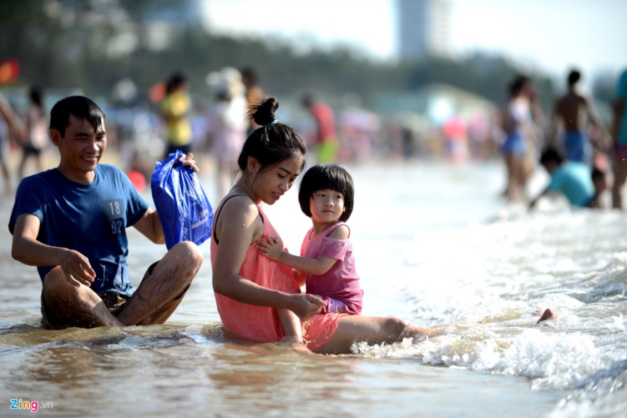Hang chuc nghin nguoi do ve Vung Tau tam bien hinh anh 5