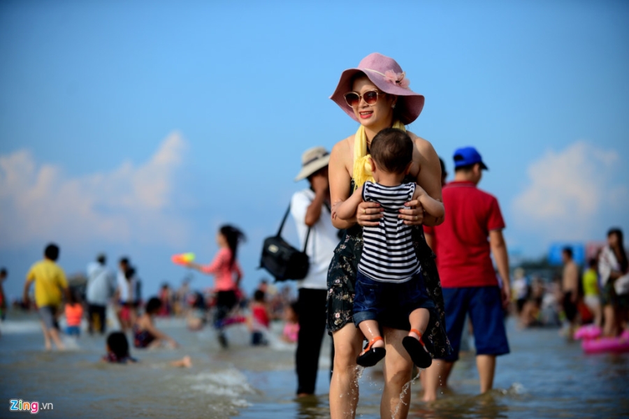 Hang chuc nghin nguoi do ve Vung Tau tam bien hinh anh 6