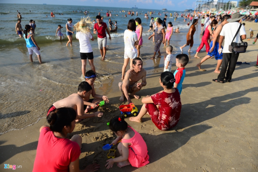 Hang chuc nghin nguoi do ve Vung Tau tam bien hinh anh 7