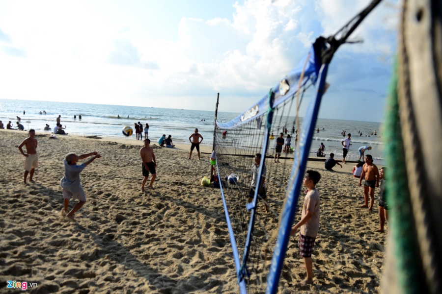 Hang chuc nghin nguoi do ve Vung Tau tam bien hinh anh 9
