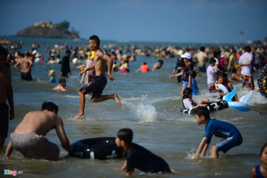 Hang chuc nghin nguoi do ve Vung Tau tam bien hinh anh 10