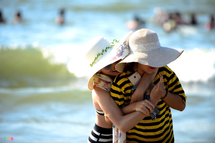 Hang chuc nghin nguoi do ve Vung Tau tam bien hinh anh 11