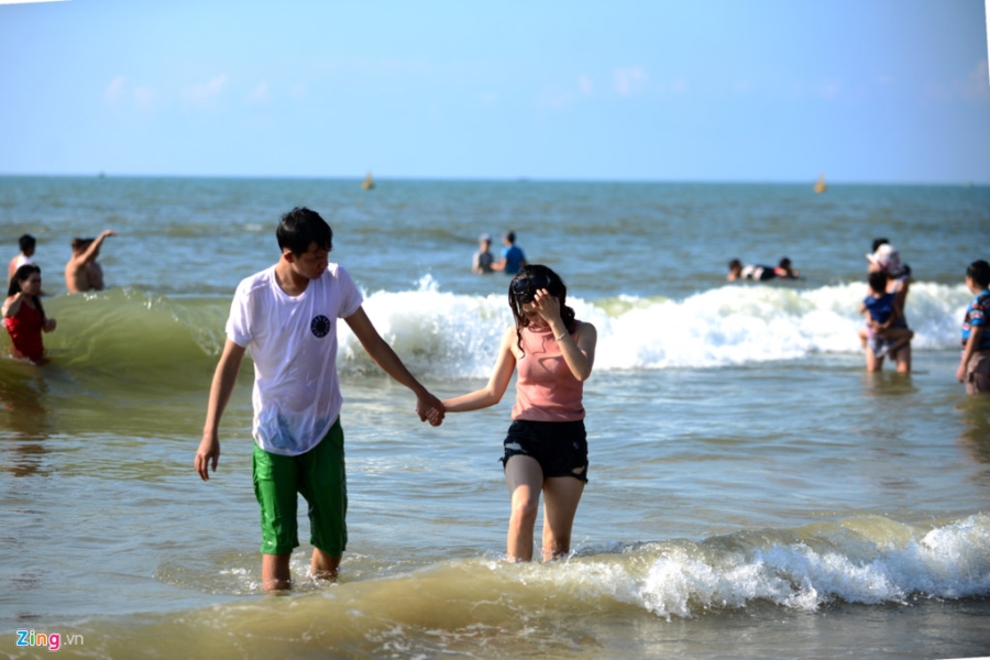 Hang chuc nghin nguoi do ve Vung Tau tam bien hinh anh 13