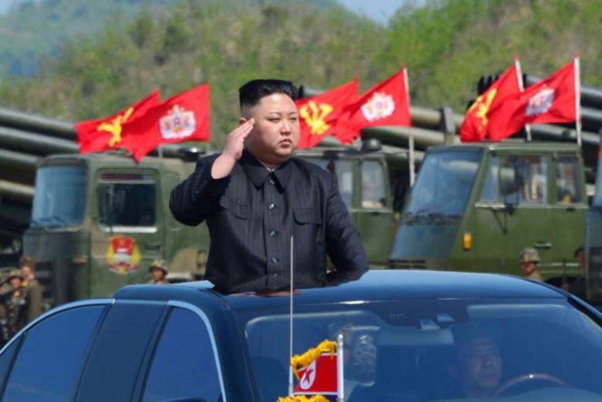 Lãnh đạo Triều Tiên Kim Jong-un thị sát một cuộc diễn tập quân sự nhân kỷ niệm 85 năm thành lập quân đội nước này /// Reuters