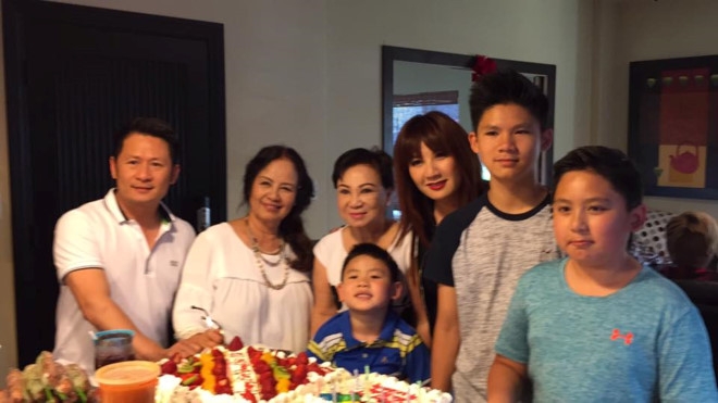 Bang Kieu cung vo cu va 3 con hoi ngo trong tiec sinh nhat me hinh anh 1