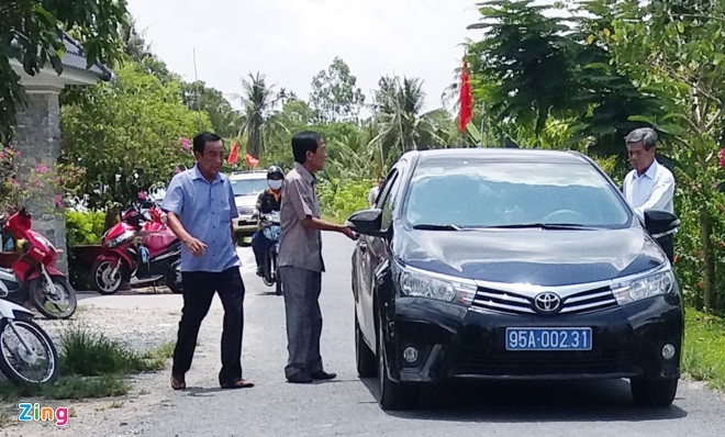 Cuu Bi thu Hau Giang noi ve xe bien xanh du tiec o Huynh phu duong hinh anh 1