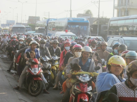 Người dân ùn ùn trở lại TPHCM sau nghỉ lễ ảnh 1