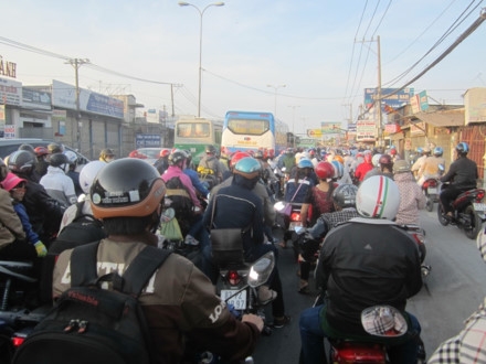 Người dân ùn ùn trở lại TPHCM sau nghỉ lễ ảnh 2