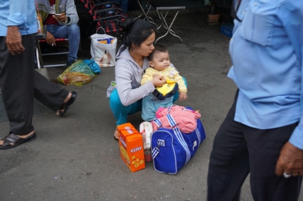 Người dân ùn ùn trở lại TPHCM sau nghỉ lễ ảnh 4