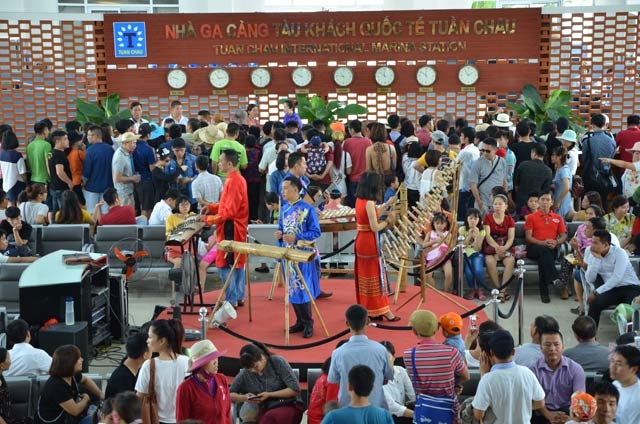 tang phi tham quan vinh ha long, du khach van nhan nai xep hang hinh anh 1