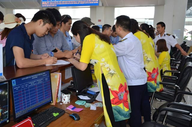 tang phi tham quan vinh ha long, du khach van nhan nai xep hang hinh anh 3
