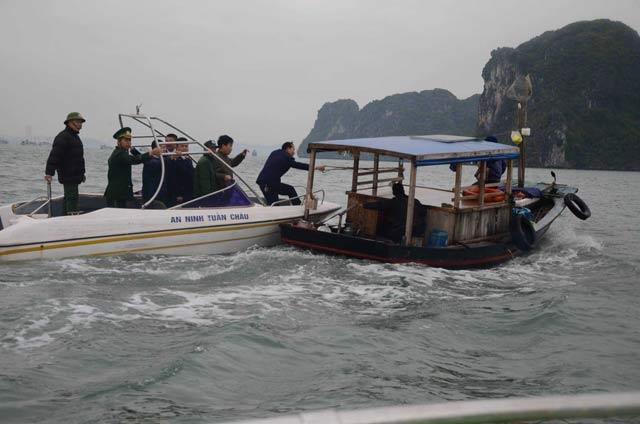 tang phi tham quan vinh ha long, du khach van nhan nai xep hang hinh anh 5