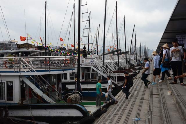 tang phi tham quan vinh ha long, du khach van nhan nai xep hang hinh anh 6