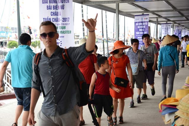 tang phi tham quan vinh ha long, du khach van nhan nai xep hang hinh anh 7