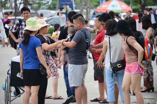 tang phi tham quan vinh ha long, du khach van nhan nai xep hang hinh anh 8