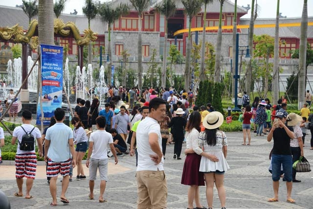 tang phi tham quan vinh ha long, du khach van nhan nai xep hang hinh anh 9