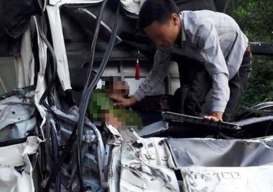 Xe tai gap nan, thuong uy cong an tu vong hinh anh 1
