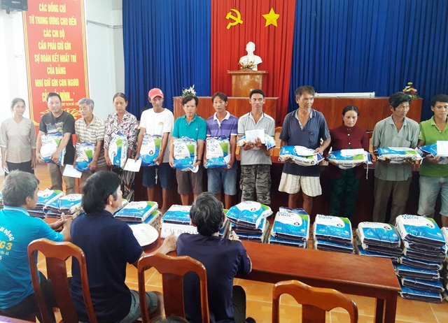  UBND huyện Chợ Mới đã vận động 10 Mạnh thường quân hỗ trợ mỗi hộ dân 1,5 triệu đồng và 10kg gạo (với 106 hộ). 