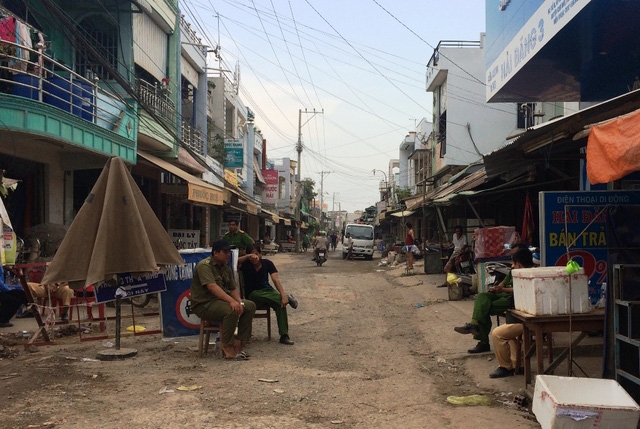  Hiện UBND xã Mỹ Hội Đông bỏ chốt trực gần chợ Mỹ Hội Đông để bà con giao thương thuận lợi; tập trung vào hai chốt trực trong phạm vi 260m - khu vực sạt sở đặc biệt nguy hiểm. 