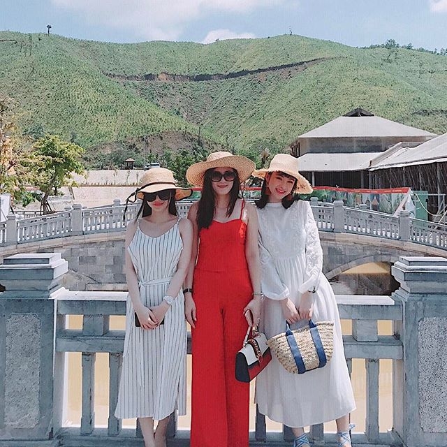 Angela Phương Trinh gây ngỡ ngàng khi khoe mẹ trẻ trung như... chị gái - Ảnh 1.