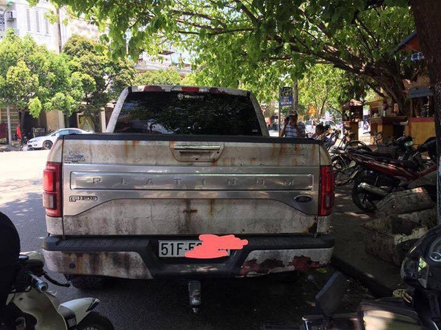 Ford F-150 Platinum sơn vỏ kiểu gỉ sét đầu tiên tại Việt Nam - Ảnh 2.