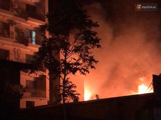 Hà Nội: Cháy lớn trong đêm ở kho xưởng chứa vật liệu quảng cáo, ngọn lửa bốc cao lên tới 2 tầng nhà - Ảnh 2.