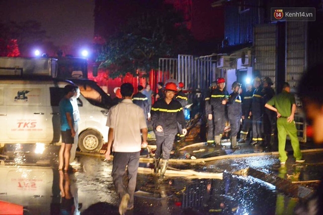 Hà Nội: Cháy lớn trong đêm ở kho xưởng chứa vật liệu quảng cáo, ngọn lửa bốc cao lên tới 2 tầng nhà - Ảnh 3.