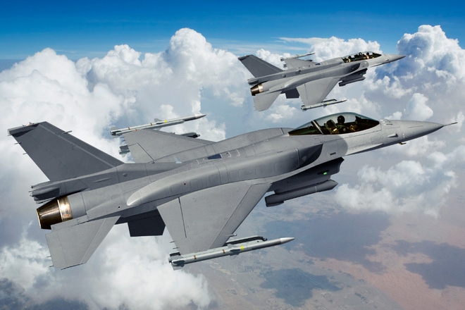 Kinh ngạc: F-16 hàng bãi bền... gấp đôi Su-30MK sản xuất mới - Ảnh 1.