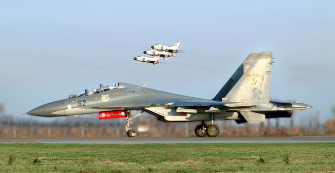 Kinh ngạc: F-16 hàng bãi bền... gấp đôi Su-30MK sản xuất mới - Ảnh 2.