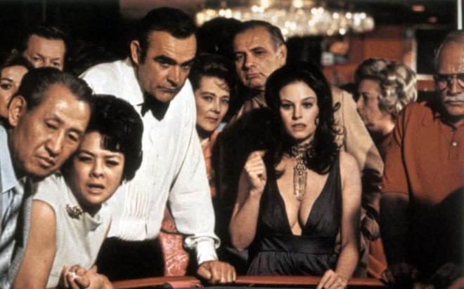 ngo ngang minh tinh ‘bond girl’ hien song canh vo gia cu, khon kho hinh anh 1