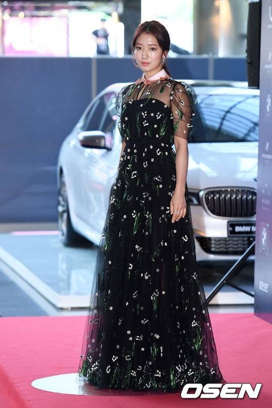 Park Shin Hye béo lên trông thấy khi xuất hiện cùng dàn sao Hàn trên thảm đỏ Baeksang 2017 - Ảnh 1.