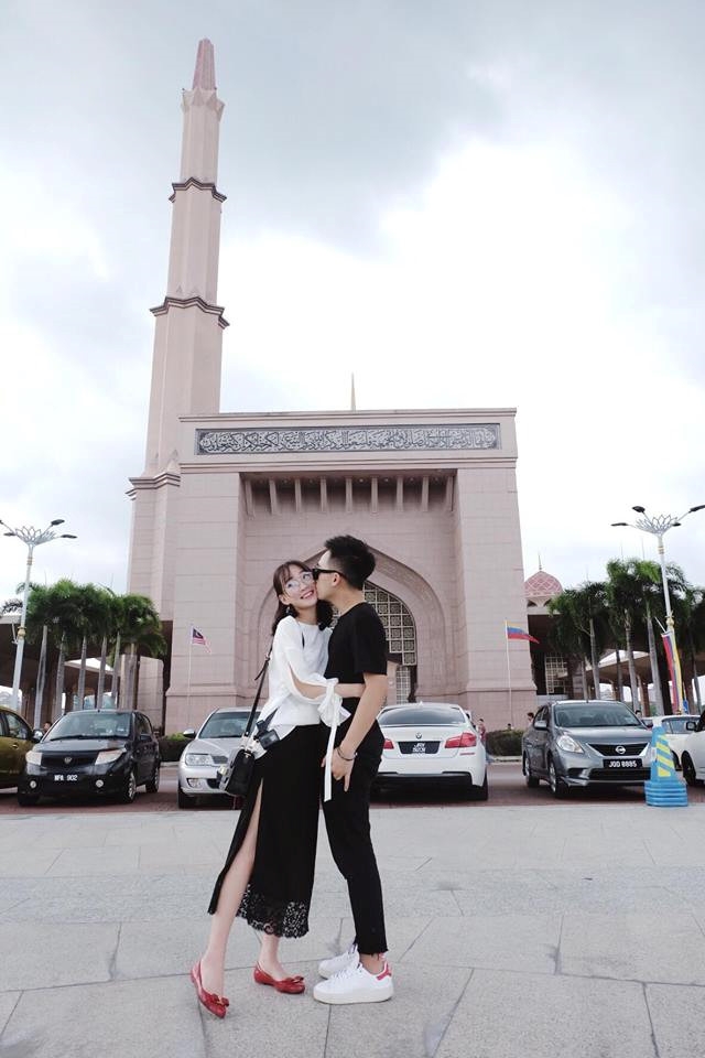 Pho Dac Biet va Sun HT bo theo doi nhau tren Instagram hinh anh 6