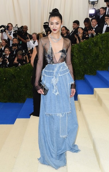  Liu Wen được đánh giá cao về gu thẩm mỹ với bộ cánh này. Người đẹp khoe thân hình mong manh và lôi cuốn trong sự kiện 