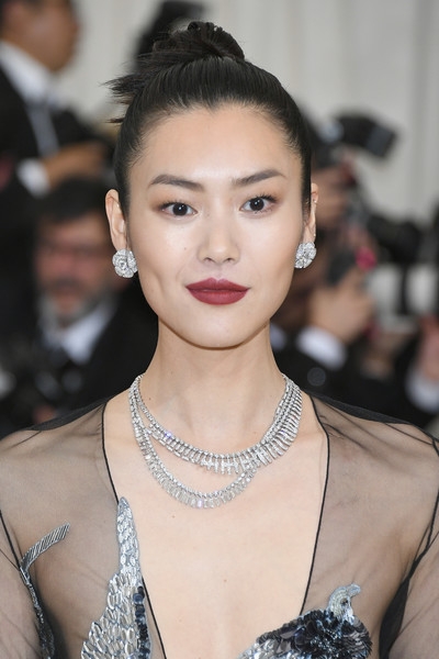  Liu Wen là một trong những siêu mẫu nổi tiếng nhất thế giới, cô là người mẫu Châu Á hiếm hoi được quảng cáo cho Estee Lauder. Ngoài ra người đẹp còn trình diễn cho Victorias Secret và lọt Top những siêu mẫu có thu nhập cao nhất thế giới do Forbes bình chọn 