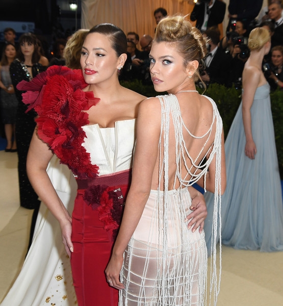  Cùng dự sự kiện còn có 2 chân dài Ashley Graham và Stella Maxwell 