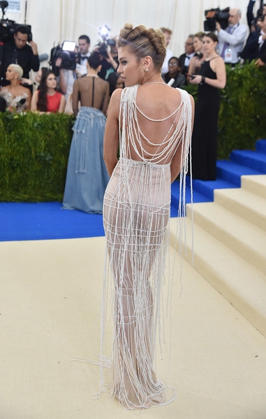  Stella Maxwell đẹp như tượng trong bộ trang phục trắng tinh khôi của H&M 