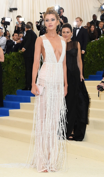  Stella Maxwell dự sự kiện một mình, không có bạn gái Kristen Stewart hộ tống 
