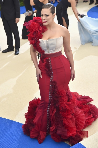  Siêu mẫu ngoại cỡ Ashley Graham không thể vắng mặt 