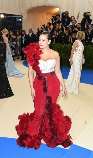  Ashley Graham diện trang phục của H&M và bị chê quá diêm dúa, cầu kỳ 