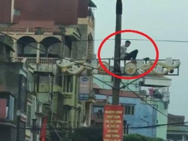 tai sao nguoi ngao da lai thich leo cot dien? hinh anh 1