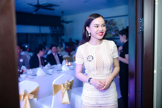 bo-me-chuc-mung-giang-hong-ngoc-mo-cong-ty-rieng-1